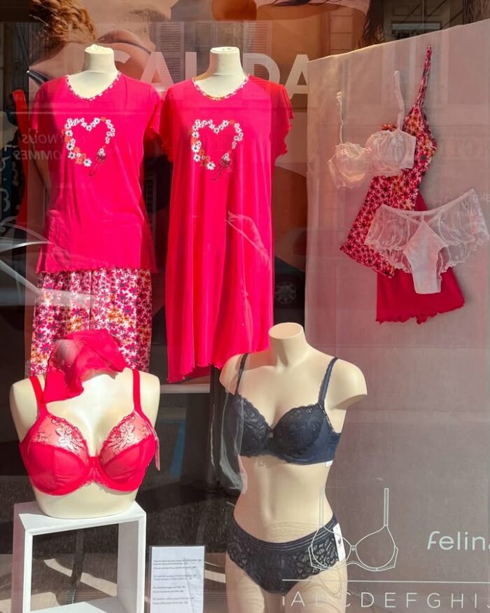 💕 Notre vitrine met la couleur à l’honneur !

Entre lingerie délicate, nuisettes confortables et imprimés fleuris, laissez-vous inspirer par nos plus jolis ensembles. ✨🌸 

 #liquette #pyjamas #Boutique #Meximieux #elomi