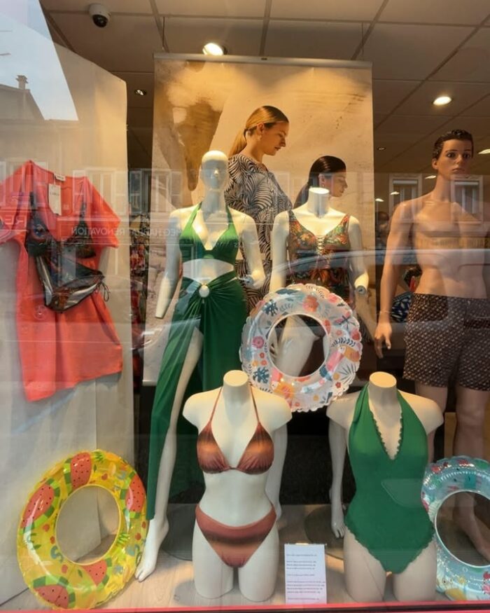 🌞 Les vacances arrive à grand pas et notre vitrine se met aux couleurs de lété ! 🌴👙 
Venez découvrir notre collections de maillots de bains et de sortie de plage 😉

 #prêtpourlété #maillotdebain #PainDeSucre #nouveauté