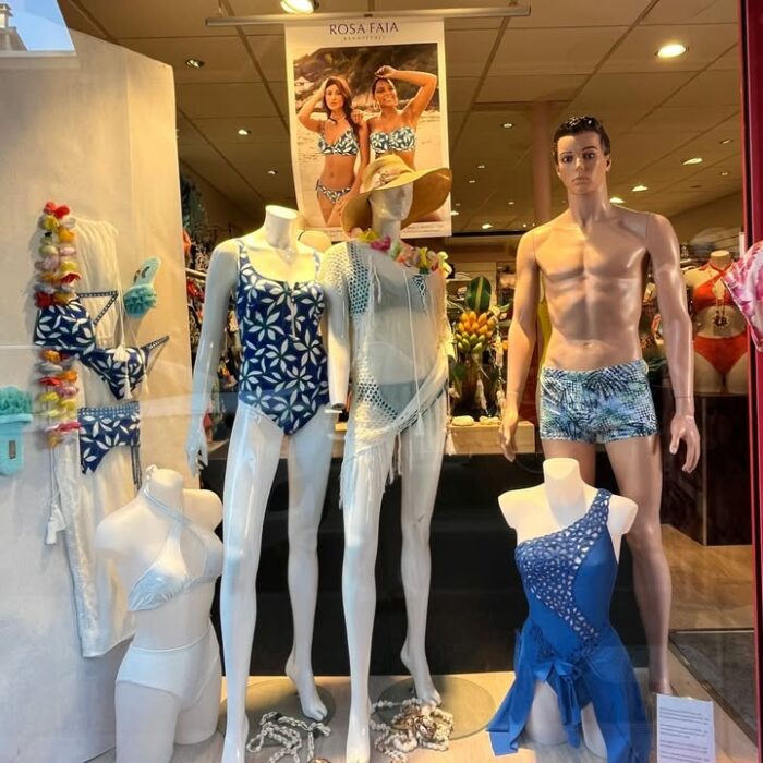 ☀️ L’été est là, et notre vitrine aussi !

Craquez pour pour lune de nos collections Rosa Faia avec les maillots, des paréos & accessoires pour briller au soleil 🌊👙🩳  

 #Vitrine #été #MaillotDeBain